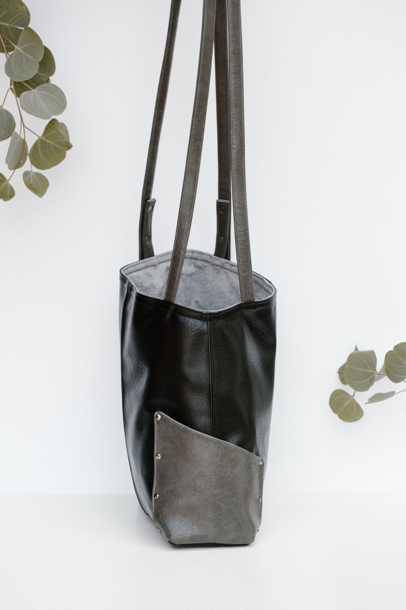 Carry Courage Overcomer Tote Bag in Onyx